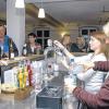 Theke unter Beschlag: Ausgiebig nahm am Freitag die Bevölkerung von Unsleben und darüber hinaus die Möglichkeit wahr, das aufwendig renovierte Gasthaus „Krone Schenke“ beim Tag der offenen Tür in Augenschein zu nehmen.