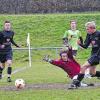 Der Anfang vom Ende: Mike Weismantel vom FC Schweinfurt 05 trifft gegen Großbardorfs Keeper Johannes Sturm zur Führung für die „Schnüdel“.