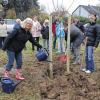 Baum-Paten: Mit dem Obst- und Gartenbauverein hat die Vorsitzende Corinna Falgner (links) den Hochzeitsgarten Hettstadt initiiert, in dem die ersten drei Bäume gepflanzt wurden – darunter der von Michaela (rechts) und Frank Cieslik, die im Frühjahr geheiratet haben.