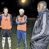 Der Meister spricht, die Jünger lauschen: Ex-Profi Hans Sarpei (rechts) gibt den Kickern der DJK Kothen wertvolle Tipps.