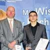 Geehrt: Two-in-One-Student Sven Holzheid (Dritter von links) wurde als mainfränkischer Prüfungsbester unter den Industriemechanikern geehrt. Bernd Heuchler ist bei Schaeffler zuständig für die gewerbliche Ausbildung.