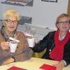Anni Jung und Johanna Saal-Unsleber, erste und zweite Vorsitzende des Caritasverbandes, präsentieren die „Cari-Tasse“, die beim Caritas Adventsmarkt angeboten wird.
