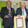 BN-Landesvorsitzender Hubert Weiger (links) übergab Gerhard Kneitz den Naturschutzpreis.