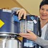 Sauerstoff im Hotel: Langzeittherapie-Patienten können beruhigt in Haard Urlaub machen. Manuela Röhlinger demonstriert, wie Patienten das kleine Gerät (rechts) am großen Tank in der Bärenburg auffüllen können.
