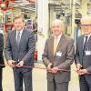 Und los geht's: Siemens-Betriebsleiter Michael Frank, DT-Chef Ralf-Michael Franke, Landrat Thomas Habermann und Bürgermeister Bruno Altrichter bei der offiziellen Eröffnung der Fertigungstraße.