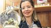 Schneekugeln sind ihre Passion und ihre Profession: Martina Schimmel hat auch eine mit Würzburg-Motiv (rechts) geschaffen.