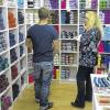(josch)   Wolle, Gestricktes, Gefilztes, Kurzwaren und mehr bekommt man ab sofort bei Gabi Großer in ihrem neuen Geschäft „Strick & Faden“ in Retzstadt in der Wethstraße 22. Kaum ein anderes Hobby schafft es, die perfekte Mischung aus Mode und Tradition im Gleichgewicht zu halten: Die Kunst des Strickens und des Häkelns. Eine alte Kunst, die Gabi Großer aus Retzstadt gerne weitergeben möchte. Neben dem großen Wollsortiment kann man auch Kurzwaren wie Nähfaden, Reißverschlüsse, Knöpfe aber auch Strick- und Häkelnadeln finden. Der Laden „Strick & Faden“ hat an folgenden Tagen geöffnet: Montag, Donnerstag, Freitag und Samstag von 9 bis 12 Uhr, Dienstag und Mittwoch von 17 bis 19 Uhr. Weitere Informationen im Internet: www.nachstrickundfaden.de.