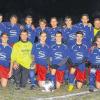 Neuer Kreispokalsieger – die JFG Kreis Karlstadt: (hinten von links) Juniorenspielgruppenleiter Christian Straub, Trainer Guido Fischer, Philipp Zapf, Moritz Schüler, Lukas Wolf, Jannick Lippert, Max Doll, Dominik Lambrecht, Sebastian Voicila, Schiedsrichter-Assistent Thomas Krug, Schiedsrichter Alexander Weiß, Schiedsrichter-Assistent Adriano Ravalli, (vorne von links) Fabian Findt, Simon Burkart, Alex Funk, Niklas Scherg, Lukas Teske, Lukas Gößwein, Trainer Stefan Scherg und Kreisspielleiter Marco Göbet. Es fehlen die Spieler Marcel Frank, Alperen Yildirim, Tobias Ehrenfels, Timm Bauer und Fabian Mailand.