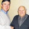 Emil Maierhöfer aus Fahr feierte am Freitag, 29. November, 85. Geburtstag. Zu den Gratulanten gehörten Ehefrau Sieglinde, die Kinder Horst, Richard und Roland, deren Ehepartner sowie sechs Enkel und ein Urenkel.

Die Glückwünsche der Stadt Volkach überbrachte Bürgermeister Peter Kornell (links).