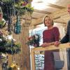 Außergewöhnlicher Weihnachtsschmuck: Gudrun Wirths und Landrat Thomas Habermann schwelgten beim Gang durch die neue Sonderausstellung im Kloster Wechterswinkel in Erinnerungen.