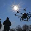 Drohnen im Einsatz: Auf der Rheinwiese in Düsseldorf steigt ein Octocopter auf (oben). Das Fluggerät kann beispielsweise eine Kamera für Luftaufnahmen tragen. Oder ein Paket im Dienst für den Online-Versandhandel Amazon (unten) – das aber erst einmal im Test.