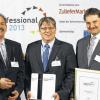 Nahmen den Award in der Kategorie Komponenten und Zeichnungsteile entgegen: die Zulieferprofis von Lisi Automotive KKP in Mellrichstadt mit ihrem Werkleiter Roger Schweigert (Mitte), KVP-Beauftragter Harald Simon (links) und Qualitätsleiter Jörg Kemter (rechts).