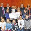 Ehrung für die Grundschule Werneck: (stehend von links) Paul Beinhofer, Ralf Kaulfuß, Wolfgang Fieber, Konrektorin Gabriele Göbel und Anja Meinck, Leiterin des Schulentwicklungsteams.