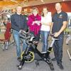 (spf)   Gestrampelt für einen guten Zweck haben über 70 Sportler bei einem Indoor-Cycling-Event im Sport- und Fitnesszentrum Kensho im September. Fünf Stunden lang saßen Mitglieder wie Nichtmitglieder auf den Fahrrädern und erfuhren dabei einen Spendenbetrag über 885 Euro für die Palliativstation des Krankenhauses St. Josef. Die beteiligten Trainer des Kensho, (im Bild von links) Ralf Greb, Magdalena Olcyk und Matthias Deichert, übergaben den Geldbetrag nun an die Vorsitzende des Fördervereins der Palliativstation, Ursula Pöpperl (Zweite von links), die sich für die Zuwendung bedankte. Die Spende kommt dem Brückenteam der Palliativstation zugute, dessen Personal nicht nur für Aufnahme und Entlassung der Patienten zuständig ist, sondern bei Bedarf Angehörige mitbetreut.