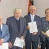 Ehrung der Lohrer Kolpingsfamilie: Der Vorsitzende Helmut Rößlein (von links) und Stadtpfarrer Sven Johannsen (recht) ehrten Joseph Schuhmann, Bernhard Schaupp, Walter Kunkel und Monika Weis.