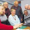Viel Spaß beim Lernen: Eine Diaschau, die das Ehepaar Pohl während des Computer-Kurses in Karlstadt erstellt hat, lockt alle Kursteilnehmer vor den Bildschirm.