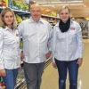 Es kann losgehen: Der neue Rewe-Markt in der Weisbacher Straße in Bischofsheim öffnet seine Pforten. Marktinhaber Matthias Schneider (Mitte), Marktleiterin Veronika Zimmermann (rechts) und ihre Stellvertreterin Julia Köth (links) freuen sich auf die Kundschaft.