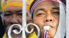 Erfolgreiche Proteste: Thailändische Demonstranten am Zaun des Regierungssitzes Thaikufah in Bangkok.