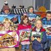 (ka)   Über 200 Kinder haben beim Weihnachtspreisrätsel des Weihnachtspostamts Himmelstadt das Christkind im Bild erkannt. Aus ihnen zog Bürgermeister Gundram Gehrsitz die Gewinner von 46 Haupt- und 20 Trostpreisen. Bei der Gewinnübergabe am Nikolaustag war für manches Kind praktisch schon Weihnachten, zwei gewannen genau das, was sie sich vom Christkind gewünscht hatten. Die Preise im Gesamtwert von rund 800 Euro hatte die Deutsche Post finanziert, dazu kamen Sachspenden von Tupperware in Himmelstadt. Im Bild (von links, vorne) Amelie Schubert, Maja Nötscher, Jan Klotz, (hinten) Lars Koch, Luca Müller und Felix Schott.