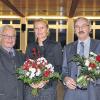 Blumen zum Abschied: Landrat Rudolf Handwerker (links) verabschiedete Juliane Selsam und Kreiskämmerer Jürgen Lutsch.