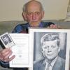Andenken an den vor 50 Jahren erschossenen US-Präsidenten: Otto Kuhn mit Sterbebild, Nachrufblatt und gerahmten Foto von John F. Kennedy