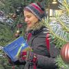 Passende Kulisse: Cornelia Boese, Dichterin, Moderatorin und ehemalige Opernsouffleuse präsentierte auf dem Würzburger Weihnachtsmarkt ihre gereimte Weihnachtsgeschichte.