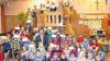 (si)   Landrat Florian Töpper versendet heuer von Kindern gestaltete Weihnachtskarten. Über 300 Kinder aus dem Landkreis Schweinfurt haben für die Weihnachtskartenaktion in den vergangenen Wochen fleißig gebastelt und gemalt. 23 Kindergärten hatten sich auf Anfrage des Landratsamtes bereit erklärt, bei der Aktion mitzumachen. Von dem Ergebnis ist Landrat Töpper begeistert: „Dank der vielen kleinen Künstler, kann ich nun ganz individuell gestaltete Weihnachtskarten verschicken.“ Per Los wurde unter allen beteiligten Kindergärten einer ausgewählt, bei dem Landrat Töpper die Karten persönlich abholte, um sich mit einem süßen Präsent bei den Kindern zu bedanken. Das Los fiel auf den Caritas-Kindergarten in Kronungen. Die Kinder empfingen den Landrat dort mit dem Lied „Wir tragen dein Licht“ und dem Gedicht „Liebes Christkind“.