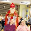Im 60. Jahr stilecht unterwegs: Ein außergewöhnliches Jubiläum als Nikolaus feierte nun Rudi Greulich aus Lauda, hier der 78-Jährige bei den Senioren des Caritas-Altenpflegeheimes Johann Bernhard Mayer.