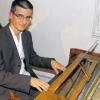 Am historischen Instrument: Julian Zalla aus Würzburg ist der erste Träger des „Musikpreises Schloss Homburg“, der für junge musikalische Talenten eine Bühne bieten soll.