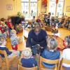 Für jeden ein Säckchen: Kaplan Bede Nwadinobi verteilte die Geschenke, die der Nikolaus für alle Kinder vorbeigebracht hatte.