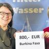 (ts)   Bei der Ausstellung LebensMittelWasser in der Heilig-Geist-Kirche wurde für ein Wasser- und Wiederaufforstungsprojekt in Burkina Faso gesammelt. Dank Aufstockung durch den Weltladen können Susanne Ledermann (links) und Ulrike Pfrang vom Verein „Fair handeln“ 800  Euro an Misereor weiterleiten.