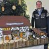 (eug)   Der Hobbykünstler Franz Scheiner aus Greußenheim baut seit 15 Jahren fränkische Krippen. Die meisten hat der 86-Jährige für seine Kinder, Enkelkinder, Freunde und Bekannte gebaut, alle sind Unikate. Eine Krippe hat er 2010 dem Landratsamt in Würzburg geschenkt, eine steht im Rathaus Hettstadt und eine seit 2001 im Pfarrheim Greußenheim. Sie ist eine Nachbildung der Greußenheimer Pfarrscheune und des Ortsbrunnens. Scheiner hat die Krippen nicht nur gebaut sondern stellt sie auch jedes Jahr zur Weihnachtszeit auf. Dafür dankt ihm Pfarrgemeinderatsvorsitzender Rainer Troll. Bis Lichtmess bleibt die Krippe im Pfarrheim stehen bevor sie gut verpackt ihren „Sommerschlaf“ auf dem Dachboden des Pfarrheimes verbringt.