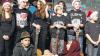 (rv)   Weihnachtsveranstaltungen gibt es an fast allen Schulen im Landkreis. Der Weihnachtsabend der Gochsheimer Mittelschule fällt dabei aber etwas aus dem Rahmen. Jedes Jahr lässt sich das Lehrerteam um Schulleiter Detlef Haas etwas Besonderes einfallen. In diesem Jahr gab es das Weihnachtsmusical „Lichter der Weihnacht“. Rund 150 Schüler spielten, tanzten und sangen auf der Bühne, alles drehte sich ums Weihnachtsfest. Ist es die Glitzerwelt der Konsumtempel, die uns als wahre Weihnacht verkauft wird? Nein, Weihnachten ist ruhig und still, Weihnachten entsteht in unseren Herzen, stellten die Schüler am Ende fest. Dies musste auch eine Familie auf der Bühne erfahren, als der Strom an Weihnachten ausfiel und alle gemeinsam im Kerzenschein zusammensaßen – ohne Festmahl und Fernsehprogramm. Für beide Vorstellungen in der voll besetzten Aula gab es viel Applaus. Schulleiter Detlef Haas dankte Lehrerin Andrea Orth, der Initiatorin und Organisatorin der Veranstaltung, und Lehrer Rainer Gressel, der sich für den Schulchor und die Schulband verantwortlich zeigte. Im Anschluss an das Musical fand im Pausenhof ein Weihnachtsmarkt statt, den der Elternbeirat der Schule organisiert hatte. Schüler verkauften selbst gemachte Köstlichkeiten sowie handwerkliche Weihnachtsartikel. Der Erlös des Weihnachtsmusicals soll an Christina Haverkamp übergeben werden. Das Geld dient zur Unterstützung ihrer Arbeit im brasilianischen Regenwald zum Schutz der Yanomami-Indianer.