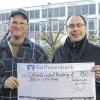 (ret)   Mit einer Spende von 750 Euro unterstützt die Firma Matthias Breitenbach aus Obersinn die Arbeit der BayWa-Stiftung. Das Geld stammt von dem Erlös des Christbaumverkaufs Breitenbachs auf dem Hof der BayWa in der Eltertstraße. Die 1998 gegründete BayWa Stiftung fördert im In- und Ausland Bildungsprojekte rund um die Landwirtschaft. Damit vermittelt sie Kindern und Jugendlichen Werte und Wissen über gesunde Ernährung und erneuerbare Energie. So legt die BayWa Stiftung beispielsweise an zahlreichen Grundschulen in Bayern Schulgärten an. Matthias Breitenbach (links) übergab die Spende an Michael Zehnter (Leiter Betrieb Agrar Marktheidenfeld).