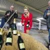 Korken knallen zu Silvester: In der neuen Produktionshalle stoßen Aufsichtsratsvorsitzender Reinhard Meier, die Fränkische Weinkönigin Marion Wunderlich und Vorstand Albert Friedrich auf eine gute Zukunft der Sektkellerei J. Oppmann an.