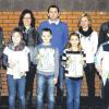 (rt)   Die Schüler der beiden 4. Klassen in Kleinlangheim haben ihre Fahrradprüfung abgelegt. Die Klassenlehrer Daniela Wegner und Manfred Halbritter hatten sie auf die theoretische Prüfung vorbereitet. Parallel wurde einmal in der Woche in der Turnhalle praktisch geübt – mit den Verkehrspolizisten Alfons Saugel und Norbert Müller. Diese haben den Schülern Verkehrsregeln und den Umgang mit dem Fahrrad gezeigt. Nach bestandener Prüfung haben die Schüler auf der Straße in Kleinklangheim ihr Können bewiesen. Über Ehrenwimpel freuen sich Simon Guckenberger, Vivian Huke, Pascal Dominé, Hannah Dürr, und Elias Bergmann.