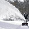 Kältephase: Mit der Schneefräse arbeitet sich dieser Mann nach einem Schneesturm in Danvers (US-Staat Massachusetts) durchs Weiß. Die Kältewelle in Teilen der USA soll noch bis Mittwoch anhalten.