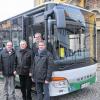 Startaufstellung: Zur Vorstellung des künftigen Linienkonzepts für das südliche Maintal trafen sich Bürgermeister aus den betroffenen Gemeinden mit einem Bus im neuen Design vor dem Eibelstadter Rathaus, von links: Heinz Koch (Eibelstadt), der Vorstand des Landkreis-Kommunalunternehmens Alexander Schraml, Hubert Henig (Theilheim), Rainer Friedrich (Ochsenfurt) und Dietmar Vogel (Randersacker).