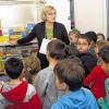 (ts)   Leistung lohnt sich: Vergangenes Jahr fand in den Wehranlagen der alljährliche Sponsorenlauf der Körnerschule statt. Etwa 160 Schüler liefen Runde um Runde auf der Laufstrecke, und ihre Eltern und Verwandten sponserten ihren Eifer und ihre Ausdauer. So kamen 1133 Euro zusammen, die nun für die Anschaffung einer Spielothek (Sammlung von mehr als 50 Gesellschafts- und Lernspielen) verwendet wurden. Spielen in der Gruppe stärkt die soziale Kompetenz, und das ist ein Schwerpunkt im Leitbild der Körnerschule. In Zukunft kann also in der Körnerschule gespielt werden, ob im Rahmen des Unterrichts mit speziellen Lernspielen, ob zur Rhythmisierung des Schulalltags oder einfach in den Pausen oder Vertretungsstunden. Am Montag wurde die mobile Spielothek den Schülern von Schulleiterin Petra Roppelt vorgestellt. Anschließend durfte in der nächsten Unterrichtsstunde in allen Klassen ausnahmsweise schon mal gespielt werden. Im Bild (Mitte) Petra Roppelt und (rechts) Elternbeiratsvorsitzende Patricia Hacki mit Kindern bei der Übergabe der Spielothek.