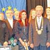 Kommunales Familienfoto: Bei seinem letzten Neujahrsempfang ehrte Bürgermeister Peter Seifert (Mitte mit Amtskette) gemeinsam mit Landrat Florian Töpper  und seinen Stellvertretern Norbert Hart und Bettina Bärmann (von links) Frank Lauerbach, Rolf Seitz, Martin Krönert, Peter Herdel, Georg Ortloff, Jessica Schlager, Nina Rau, Lena Rau, Selina Müller (stellvertretend für die bayerischen Vizemeisterinnen im Feldkorbball), Samuel Drescher, Sigurd Hohlheimer sowie Tim Drescher.
