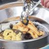 Ob in Kugelformen oder in Dosen: Bewegung ist beim Schneeballen-Backen im heißen Fett das A und O.