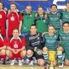 Sieger und Zweiter: Der TSV Oberwittstadt (rechts, grüne Trikots) sicherte sich beim 3. EnBW-Masters um den Horst-Reinheimer-Gedächtnispokal den Titel. In Rot der Zweitplatzierte TSV Tauberbischofsheim 1. Zu sehen auch die Tochter und beide Enkel von Horst Reinheimer sowie Bernhard Ries (EnBW).