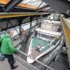 (lsw)   Neuer Lack, neue Filter, neue Motoren: In der Werft der Bodensee-Schiffsbetriebe (BSB) in Friedrichshafen wird momentan die „MS Konstanz“ auf Vordermann gebracht. „Wir haben die alten Dieselmotoren rausgenommen und neue Hauptmaschinen eingesetzt“, sagte der Geschäftsbereichsleiter Schiffs- und Hafentechnik, Christoph Witte. Zudem seien neue Rußpartikelfilter eingesetzt worden, um das Schiff umweltfreundlicher zu machen. Ein neues Kleid gab es auch für die „MS Konstanz“: Sie wurde rundherum neu lackiert. Insgesamt hätten die Kosten für die Umbauten und Instandhaltungen bei 1,6 Millionen Euro gelegen, sagte Witte. Im Schnitt hole die BSB im Winter zwei Schiffe zur Revision in die Werft. Momentan ruht der Kursverkehr auf dem Bodensee, bevor im April wieder die neue Saison beginnt. Insgesamt fährt die BSB-Flotte mit zwölf Kursschiffen auf dem Bodensee, dazu kommen noch zwei Fähren. In der vergangenen Saison wurden 2,2 Millionen Gäste befördert.