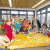 Mitmachen war angesagt: Im Werkraum der Montessori-Schule hatten die Gäste Gelegenheit selbst tätig zu werden.