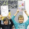Gemeinschaftswerk: Die Kinder der Klasse 5m präsentieren ihr Märchenbuch.