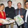 Ergebnisse überreicht: Doris Pokorny (links), Armin Röhrer (daneben) und Thomas Bütter (rechts) übergeben mehr als 200 Seiten an Bürgermeister Manfred Emmert (2. von rechts).