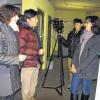 Südkoreanisches Fernsehteam dreht in Dingolshausen: Um eine Vorstellung von Dorferneuerung zu bekommen, führte Sigrid Fessel-Walter von der regionalen Wirtschaftsförderung die Gäste auch zu Fensterbau Schreck. Von links: Sigrid Fessel-Walter, Reporter Kim Bokjung, Kameramann Lee Jaeeon und Irene Schreck.