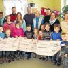 (ode)   Über 400 beziehungsweise 500 Euro dürfen sich die Kindergärten aus den Dettelbacher Ortsteilen Schernau, Euerfeld und Bibergau freuen. Spendabel zeigten sich Mitglieder des SPD-Ortsvereins Dettelbach, die einen Teil des Erlöses aus der letztjährigen Veranstaltung mit dem Kabarettisten Michl Müller verteilten. Euerfeld und Schernau erhielten je 400 Euro, Bibergau 500 Euro. Während die Euerfelder Kinder bald in den Genuss von Fahrzeugen für das Freigelände und Spielsachen für die U-3-Kinder kommen, soll das Geld in Bibergau in ein Kunstprojekt fließen. Die Verantwortlichen aus Schernau haben sich noch nicht entschieden, wofür sie das Geld verwenden wollen. Über den Geldeingang freuen sich neben den Kindern aus den drei Einrichtungen auch (von links) Günter Hauke, Rita Heußner (beide SPD), Anja Reuther (Kiga Bibergau), Michael Hartmann (SPD), Pfarrer Ulrich Vogel (Schernau), Petra Koch (Kiga Schernau), Tanja Graber (Vorsitzende des Trägervereins Euerfeld), Katja Steinhoff und Simone Götz (beide Kiga Euerfeld).