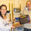(hag)   „60 Jahre grenzenloses Hören – Kofferradios aus vergangener Zeit“, so heißt die Ausstellung von alten Kofferradios, die es in der Galerie gauKunst in Gaukönigshofen zu sehen gibt. „Mit einem solchen Gerät war man in den 60er Jahren der ,King‘“ sagt  Professor Volker Potthast, im Bild zusammen mit Martina Höfner von der Galerie gauKunst. Dem Experten für Tierernährung haben es die tragbaren Radios seit seiner Jugend angetan. Für die Ausstellung, die es ab Samstag, 1. Februar von 10 bis 15 Uhr in der gauKunst zu sehen gibt, wählte der Gaukönigshöfer 21 Geräte aus seiner 200 Exemplare umfassenden Sammlung aus. Umgeben von farbenfrohen kunsthandwerklichen Dekorations- und Gebrauchsgegenständen aus Keramik, Holz und Stoff erinnern die Transistorradios an die Jahre zwischen 1953 bis 1979. Neben dem 60 Jahre alten Röhrenradio „Pascha“ von der Firma Krefft befinden sich Kofferradios aus aller Herren Länder und aller einstmals namhaften Marken unter den Ausstellungsstücken. Die kleinen Radios traten zu Beginn der 50er Jahre des vergangenen Jahrhunderts ihren Siegeszug um die Welt an. Schon bald galten die praktischen, kleinen Unterhaltungs- und Informationsgeräte als Statussymbol bei vielen Jugendlichen, die ihr Kofferradio mit Vorliebe auf der Straße mit sich herum trugen. Nachdem dem leidenschaftlichen Sammler seine Schätze sehr am Herzen liegen, zeigen sich nach der Generalüberholung nicht nur die Holz-, Kunststoff-, oder Lederverkleidungen in ihrer ursprünglichen Schönheit. Auch das Innenleben der Geräte zum Großteil noch völlig intakt. Am Samstag, 15. Februar, steht Volker Potthast von 14 bis 16 Uhr den Besuchern in der gauKunst für Fragen rund um die Kofferradios zur Verfügung.