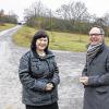Der Problembereich: Gemeinderätin Katharina Mette und ihre FWG-Fraktion fordern, den Sandhügelweg (links) oder den Judenpfad (rechts) hinauf in den Kirschberg II zu asphaltieren und zu beleuchten. Bei Bürgermeister Stefan Wolfshörndl (SPD) stößt das auf offene Ohren.